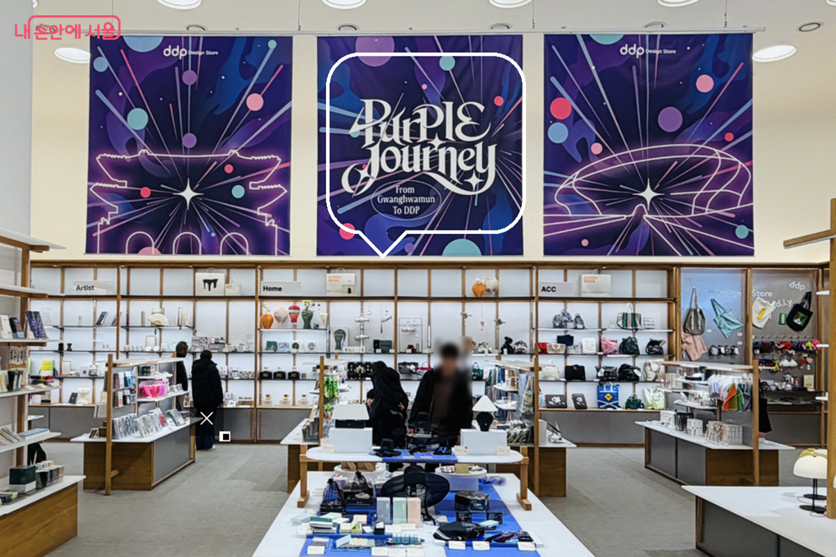 DDP '퍼플 라운지' 내부 모습. BTS 기념품 및 굿즈가 판매되고 있다. ©김경선
