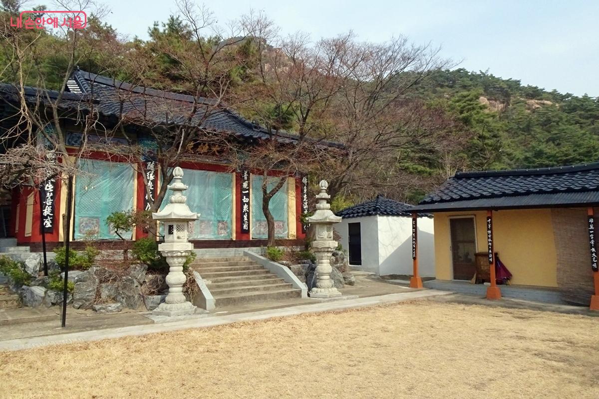 서울둘레길 17코스를 걷다 보면 소담한 사찰 여러 곳을 지난다. ⓒ김종성