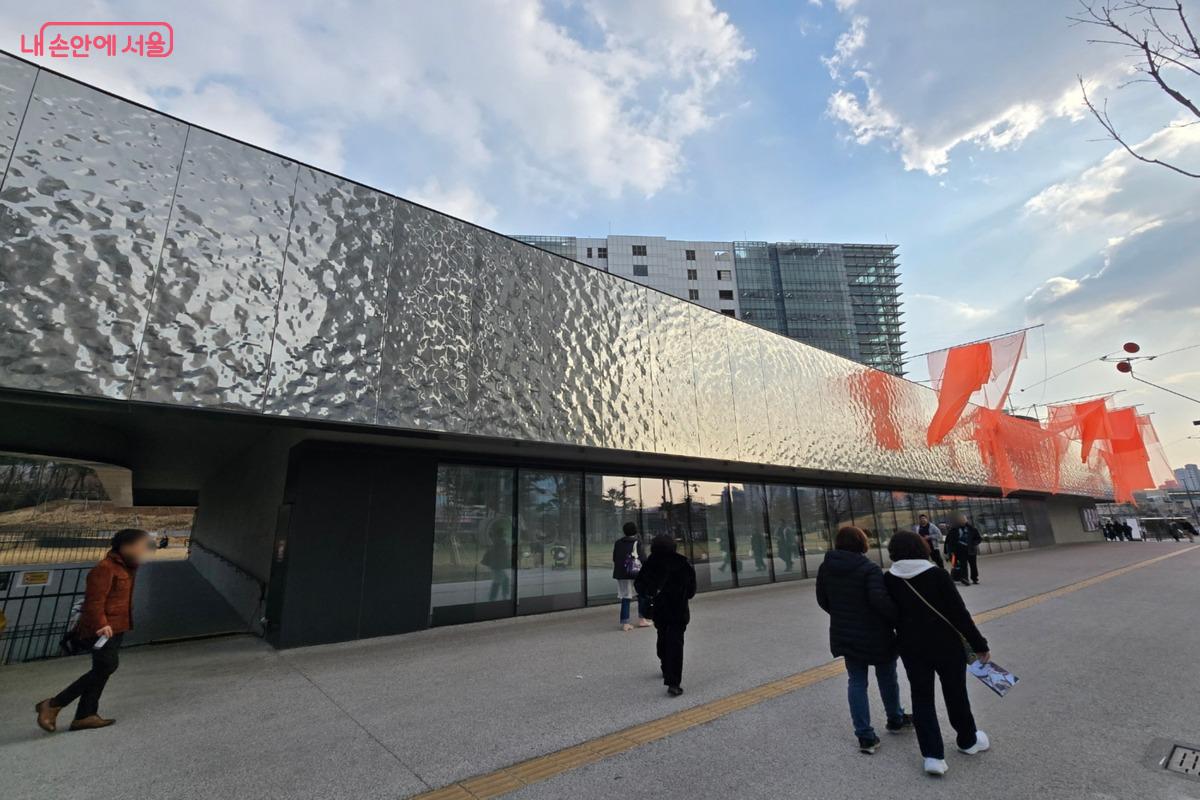 기존의 정형화된 화이트 큐브(White Cube)를 벗어나 공원의 지형과 유기적으로 호흡하도록 설계된 미술관 내부 중정의 모습.