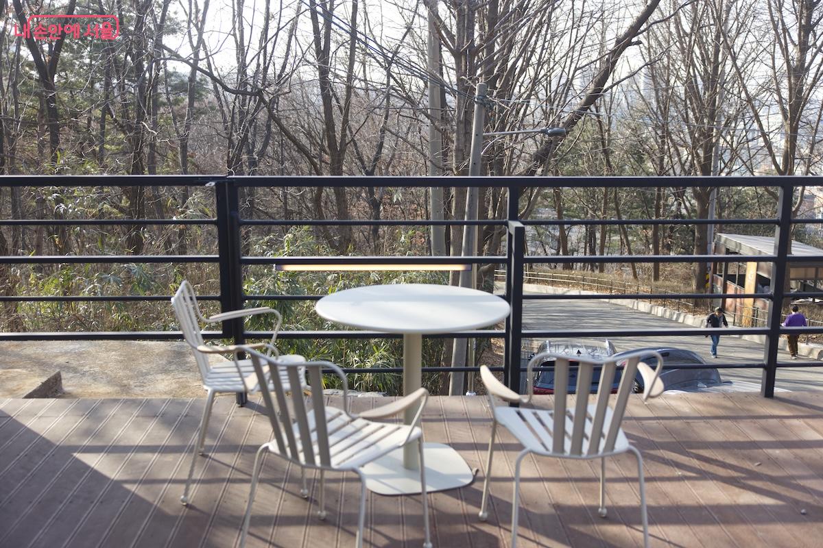 특히 테라스 공간을 잘 꾸며 놓아 더 인기가 많은 느낌이다. &copy;임중빈