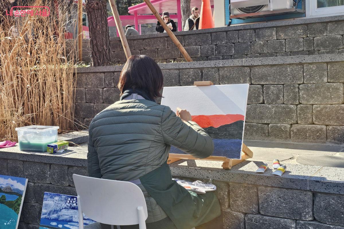 예술가가 그림 그리는 모습을 구경하기도 했다. ⓒ홍혜수