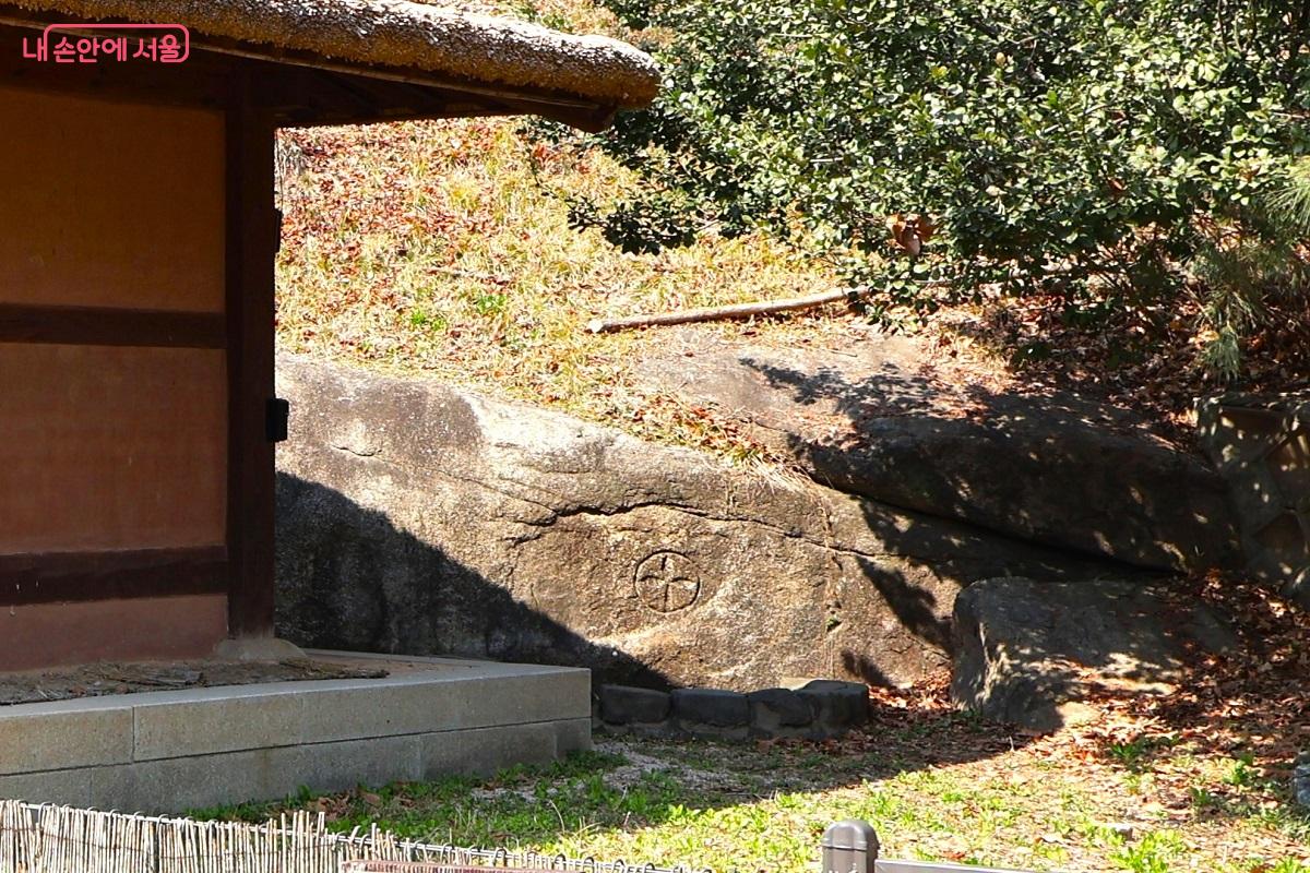 비우당 옆에 자리한, 왕후가 옷감에 자줏빛 물을 들이던 자주동천 샘터 자리 &copy;김대진