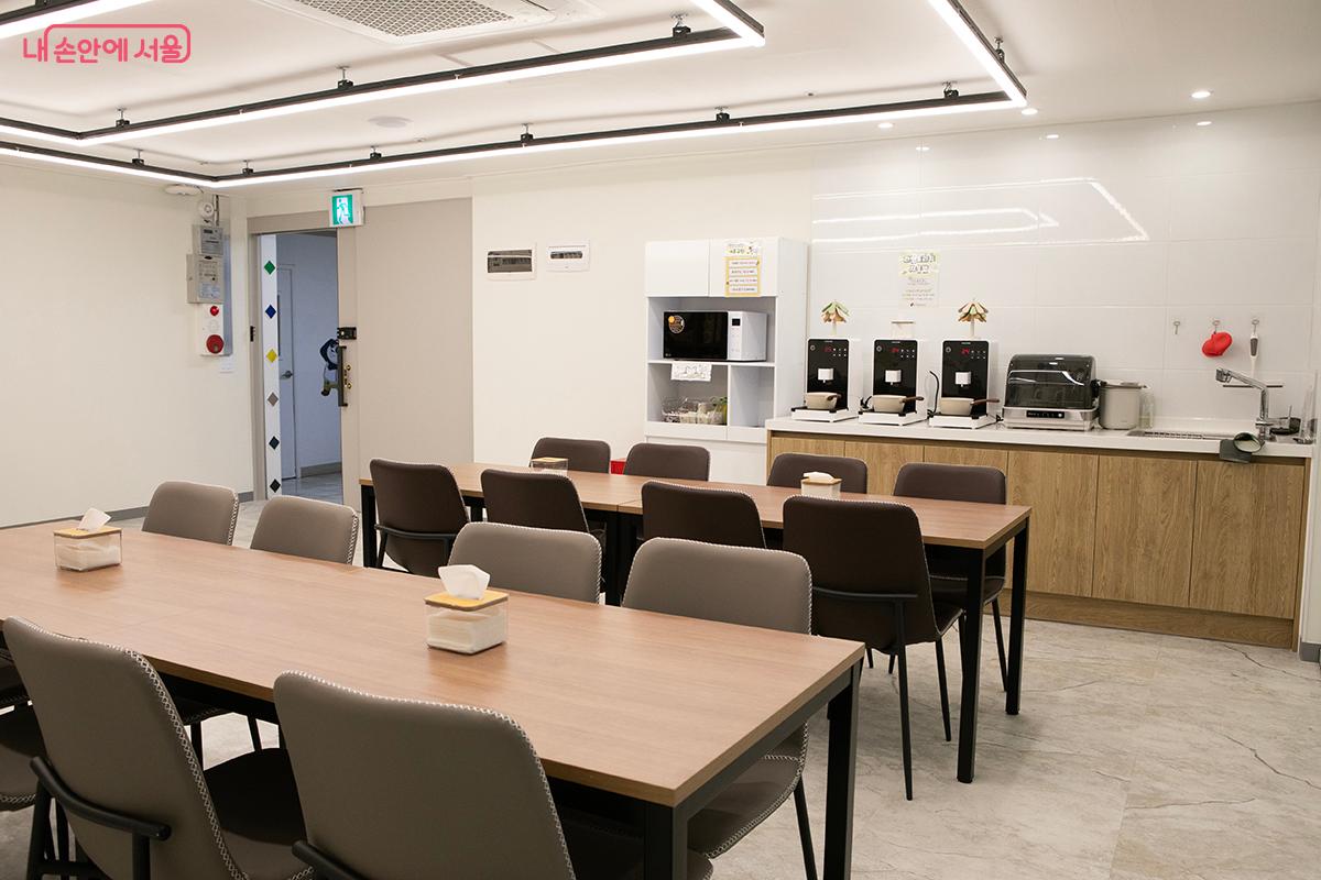 간단한 조리 시설과 테이블 좌석 &copy;이란