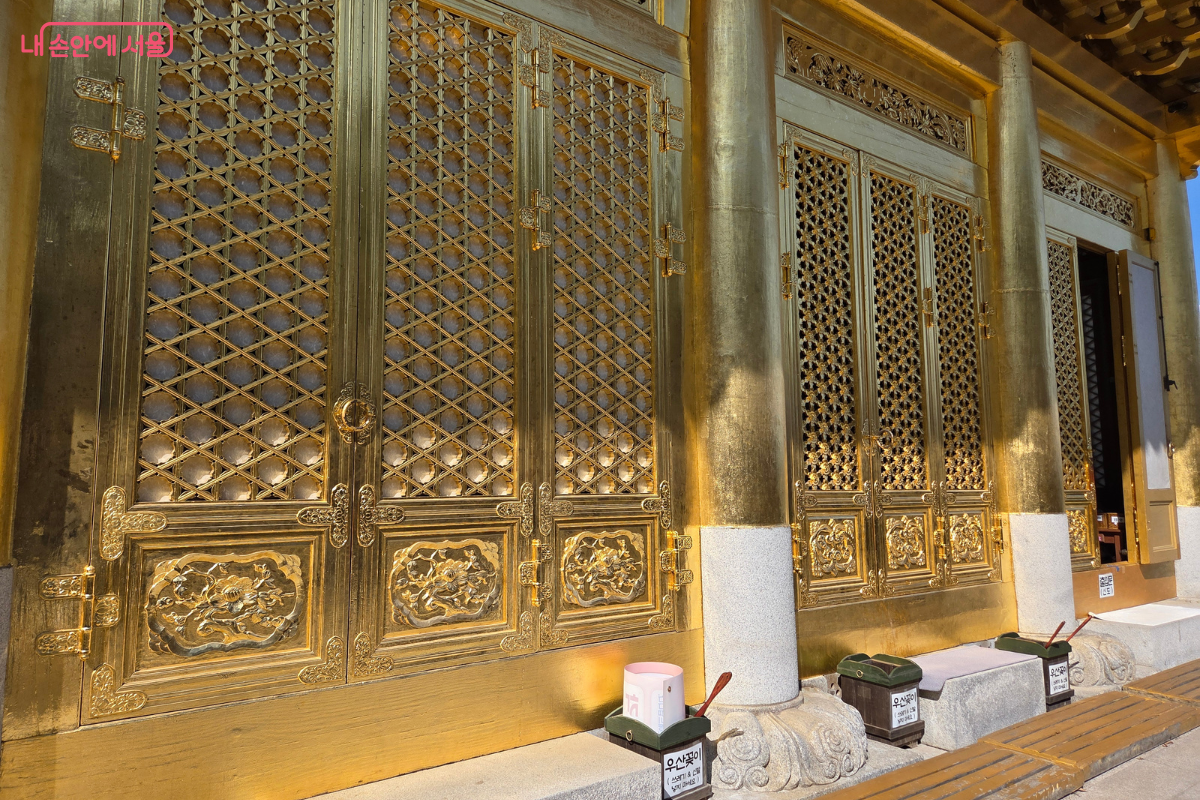 금박으로 꾸며진 수국사 대웅전 문양 &copy;김승아
