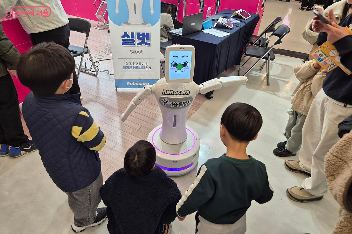 로보케어에서 개발한 인지 훈련형 돌봄 로봇 '실벗(SILBOT)'