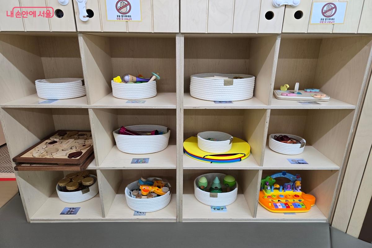 플라스틱 장난감은 최소화 하고 원목 장난감을 갖추고 있다. &copy;강사랑