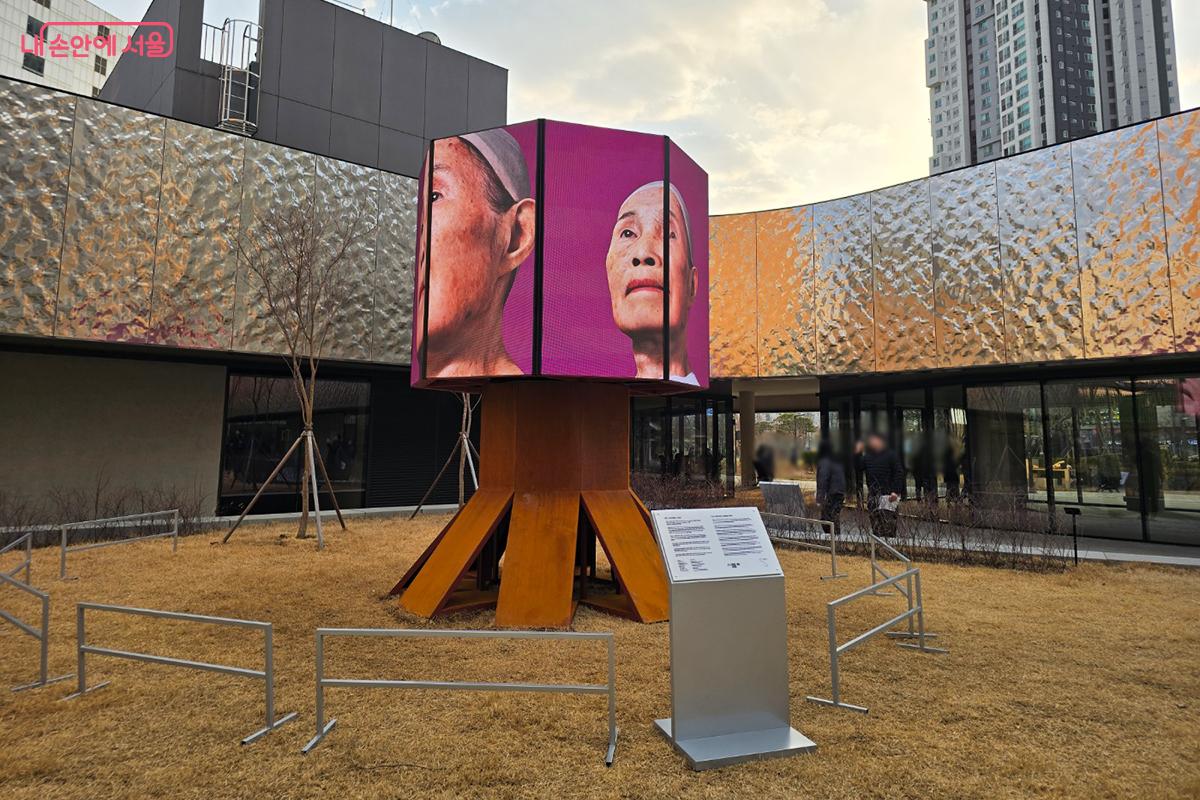 서서울미술관 뒷마당에 설치된 얄루의 대형 미디어 작품 <신인호 랜딩> &copy;박진영