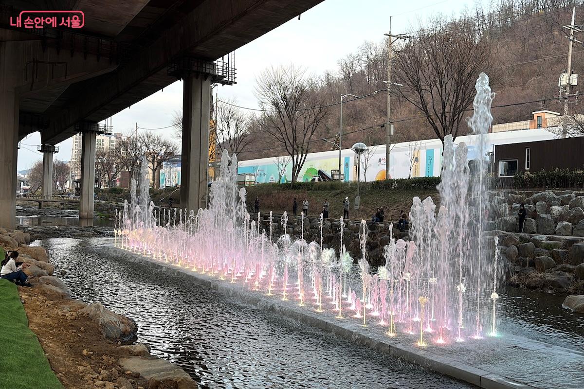 K-팝 음악에 맞춰 역동적으로 움직이는 홍제천 음악분수 &copy;이혜원