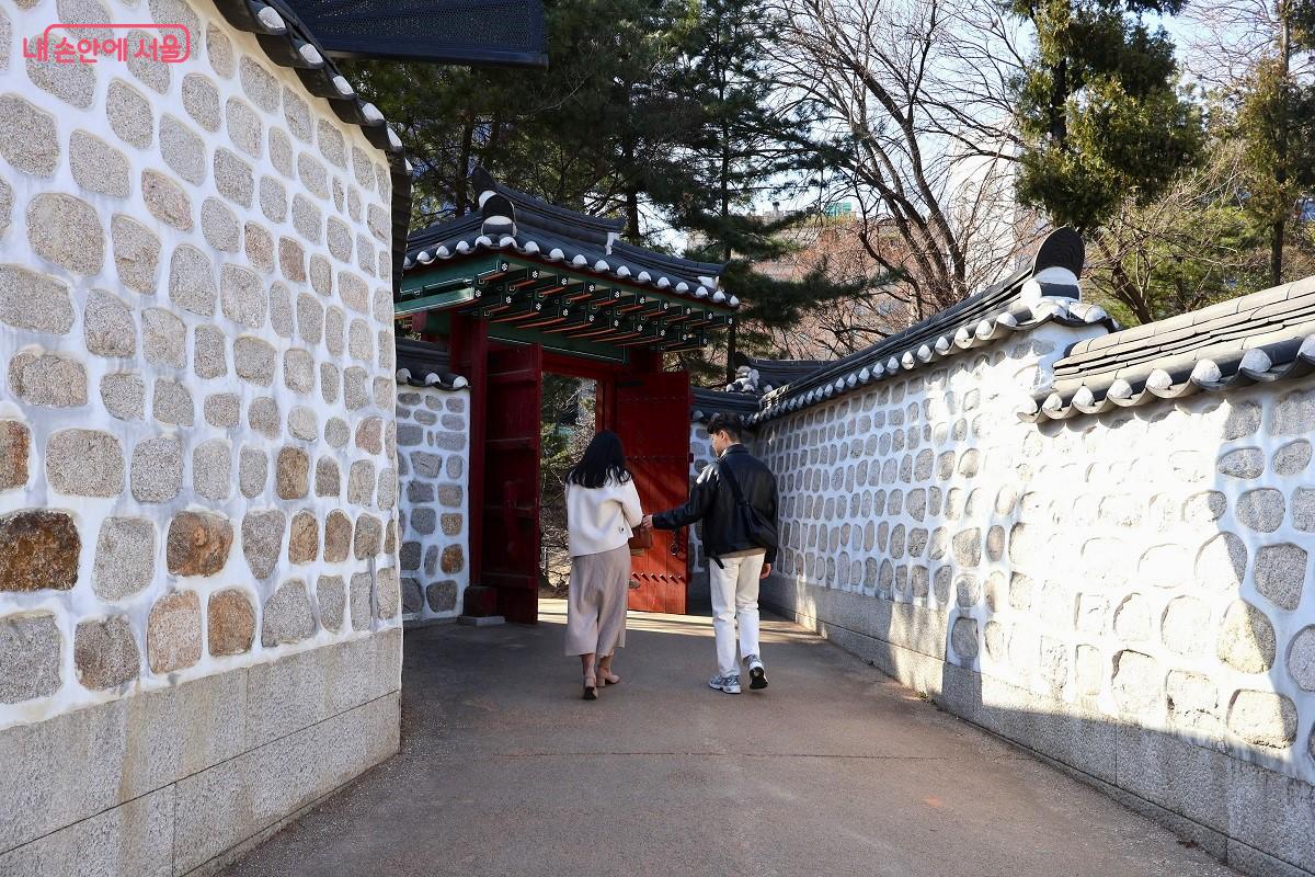 고종의 길, 옛 러시아 공사관의 흰탑을 향해 걷는 발걸음이 무겁다. &copy;김대진 