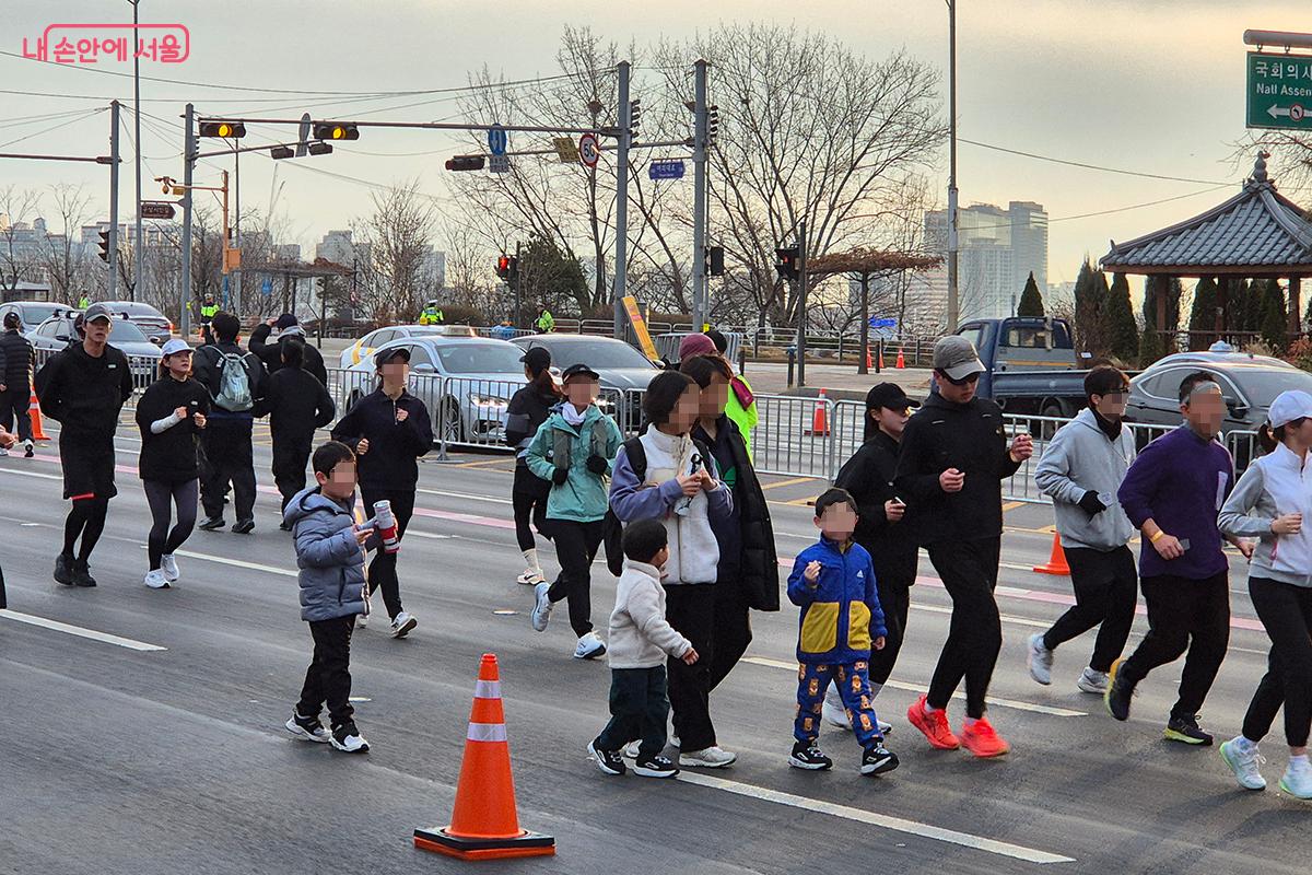 온가족이 함께 행사에 참가해 가족간의 우의를 돈독히 하는 모습이 흐믓한 미소를 짓게한다.