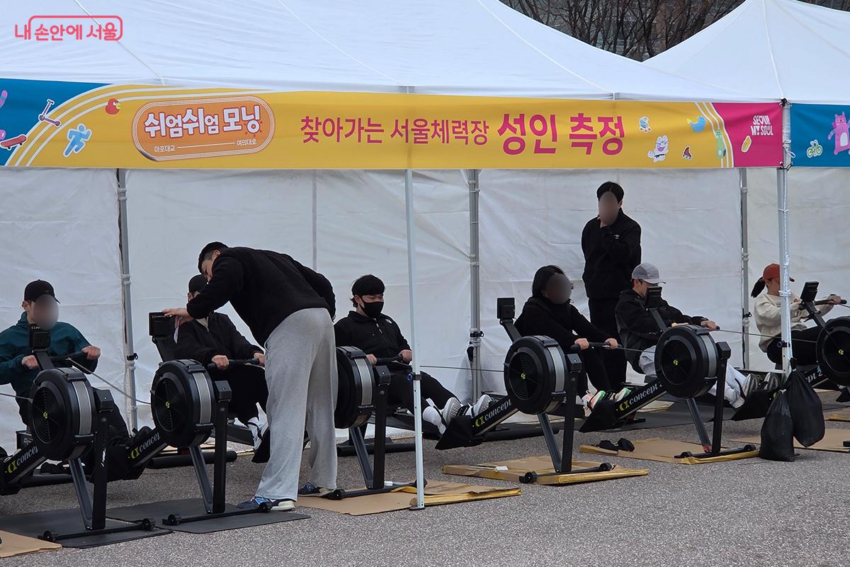 &lsquo;찾아가는 서울체력장&rsquo;에서 로잉머신으로 근력을 측정하고 있다. &copy;이다현