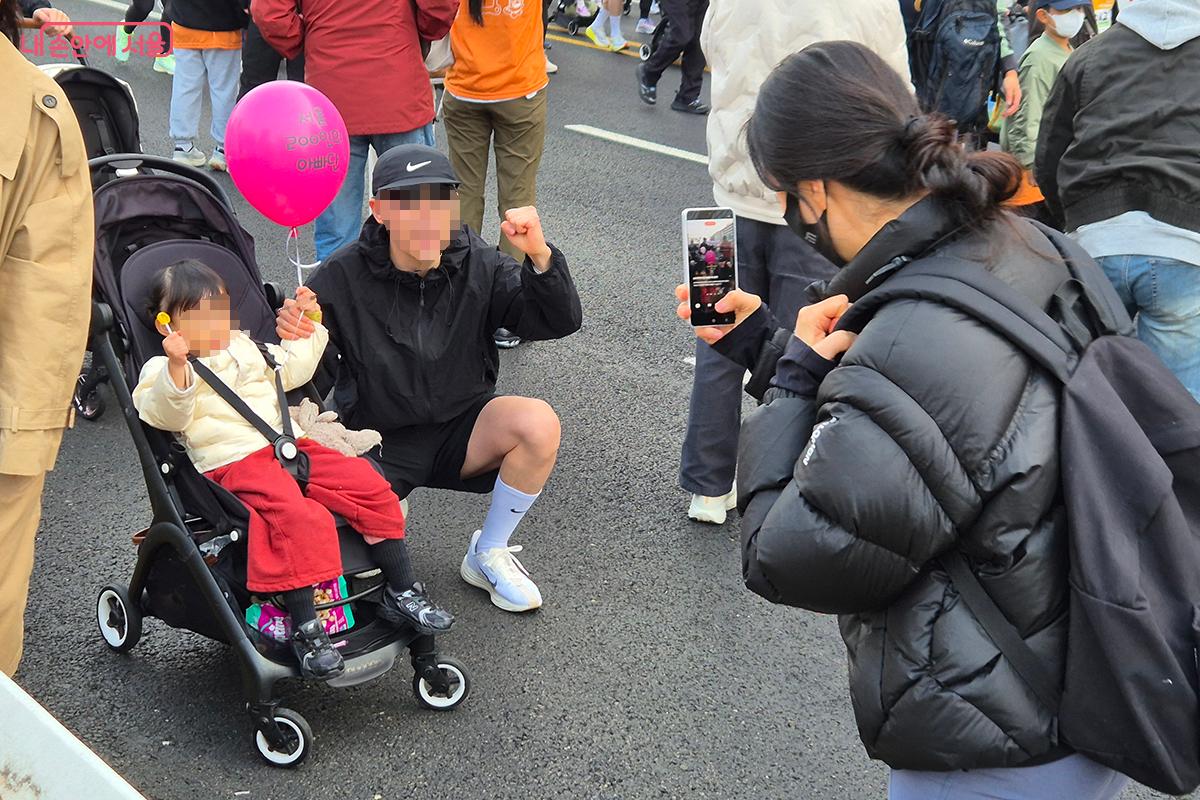 출발 전 기념 사진을 찍으며 즐거운 추억을 남기는 가족들의 모습도 보였다.