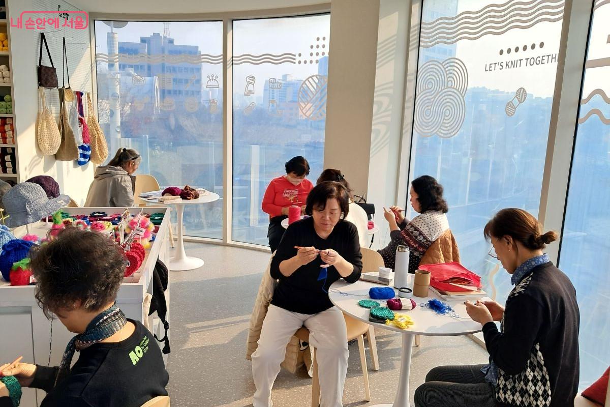 햇살 가득한 창가, 카페 이음에서 열심히 뜨개질을 하는 사람들 ©장형진