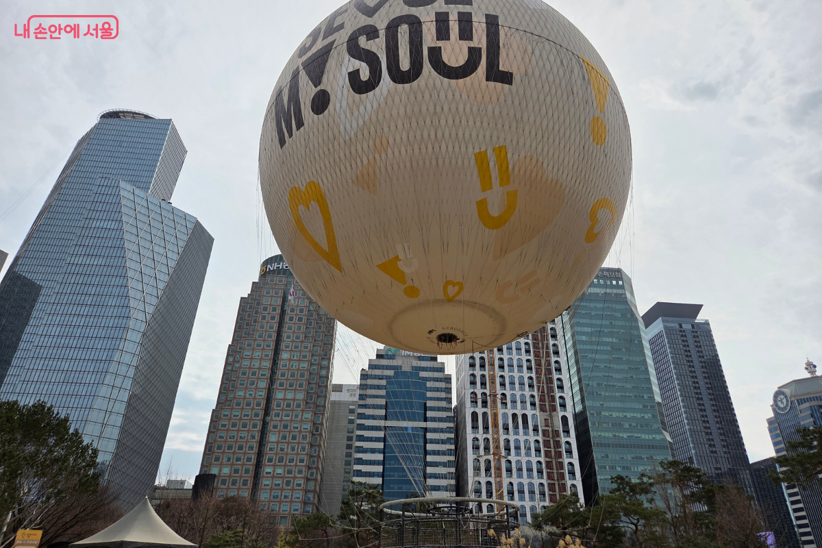 여의도 한강공원에 떠있는 서울달 모습 © 김승아