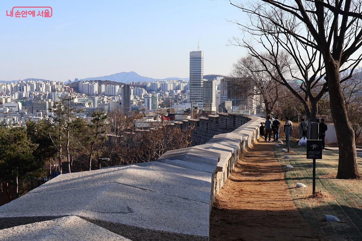 탁 트인 도심 전경을 배경으로 길게 늘어선 성벽이 장관을 이룬다. &copy;이봉덕