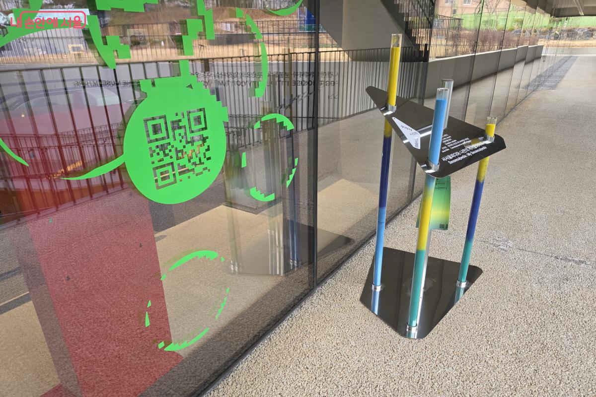 미술관 곳곳에 설치된 QR코드로 작품을 감상할 수 있다.