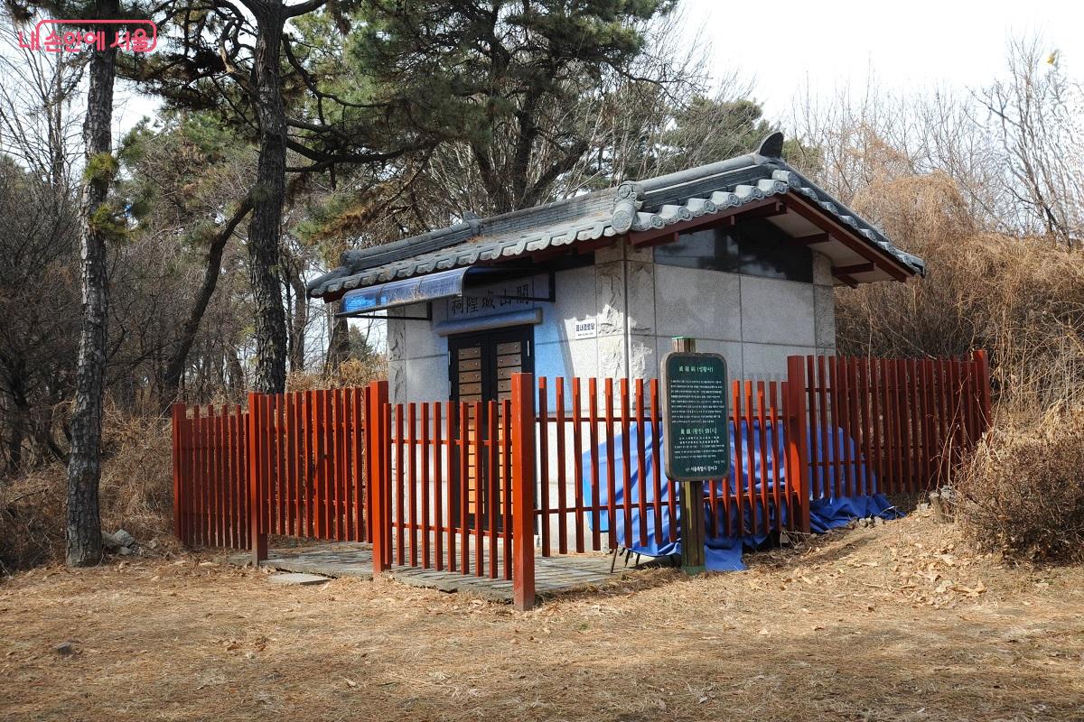 궁산 양천고성지 부근의 성황사는 예부터 지역 주민들이 성황신을 모신 곳이다. &copy;조수봉