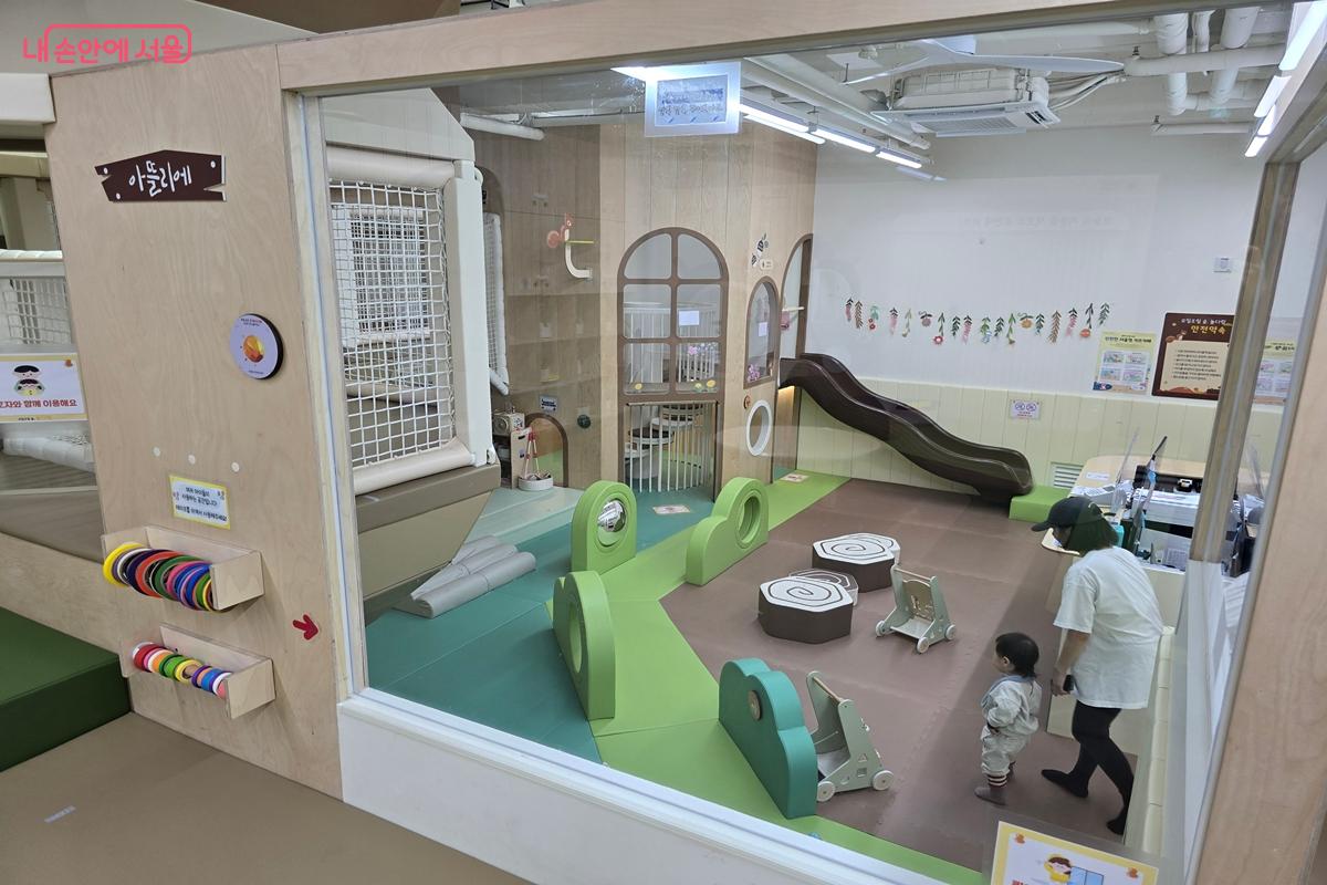 위에서 아래층을 내려다볼 수 있는 구조다. &copy;강사랑