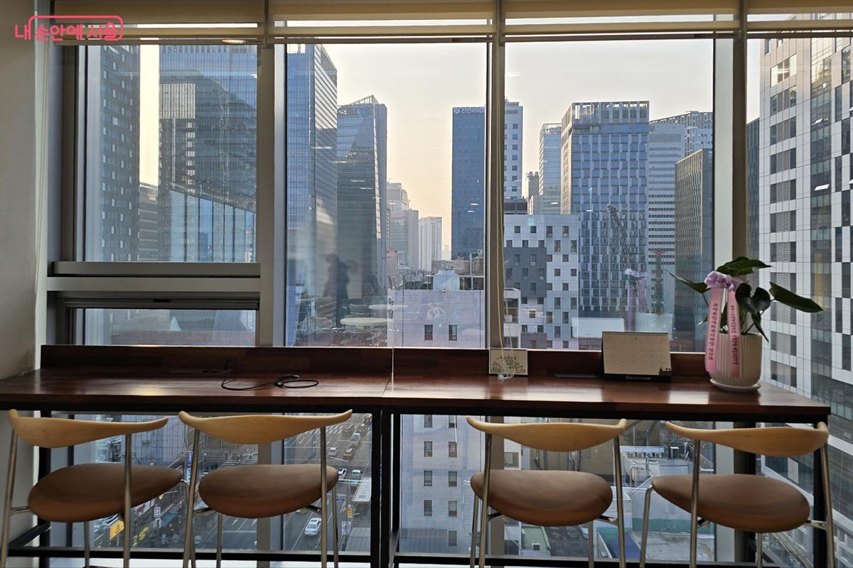 창가에 마련된 중구1인가구지원센터 공유 라운지 공간 &copy;박진영