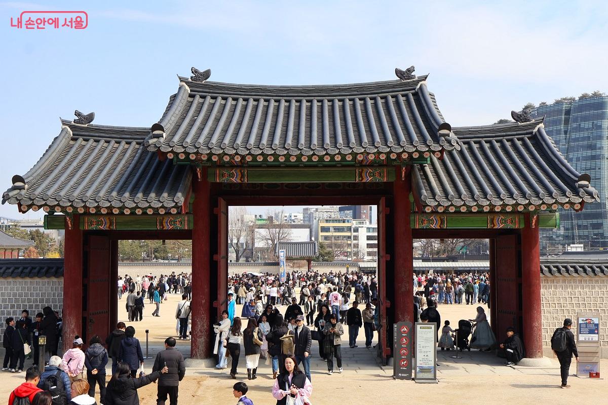 K-문화를 향한 열기, 경복궁을 가득 메운 국내외 관광객들 &copy;이봉덕