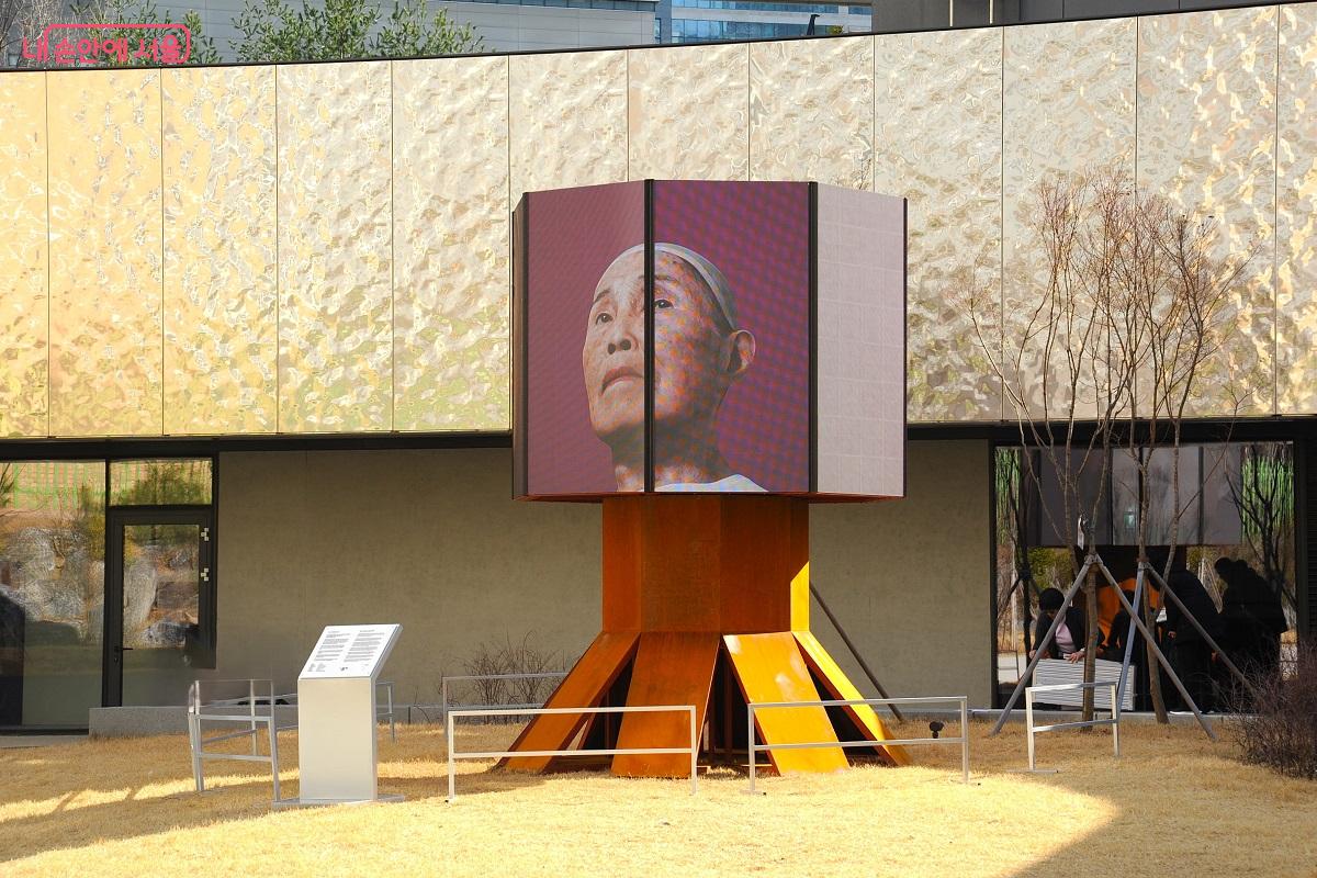 야외 공간에 설치된 &lsquo;SeMA 프로젝트 V&rsquo; 중 얄루의 <신인호 랜딩> &copy;조수봉