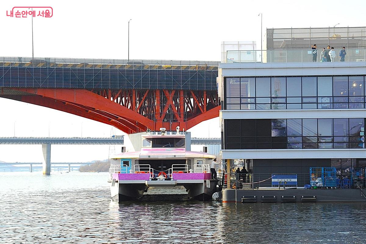 망원선착장에 계류 중인 한강버스 &copy;조수봉