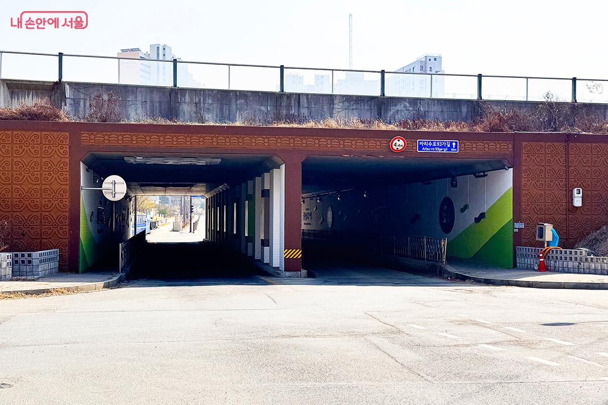 삭막했던 가래여울 진입 터널 내부를 재단장한 모습이 눈에 띈다. &copy;전미애