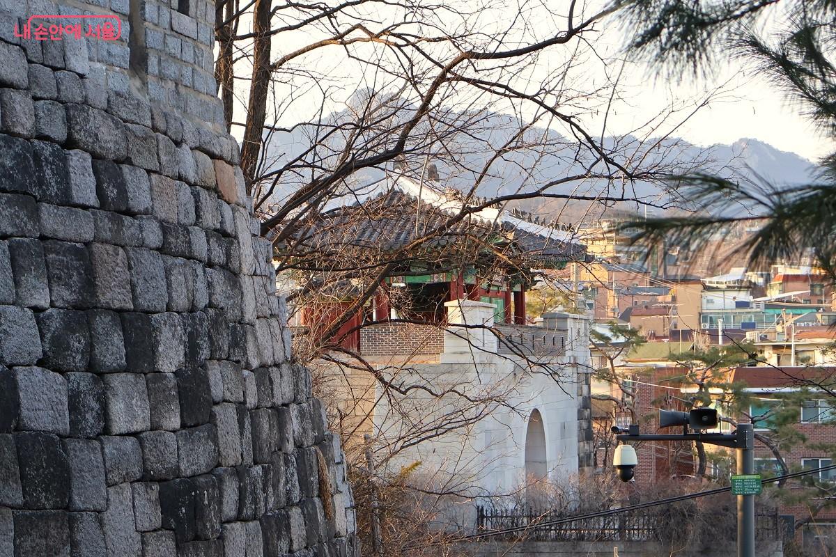 한양도성 순성길 낙산구간은 동대문(흥인지문)에서 시작해 혜화문에서 마무리한다. &copy;이봉덕