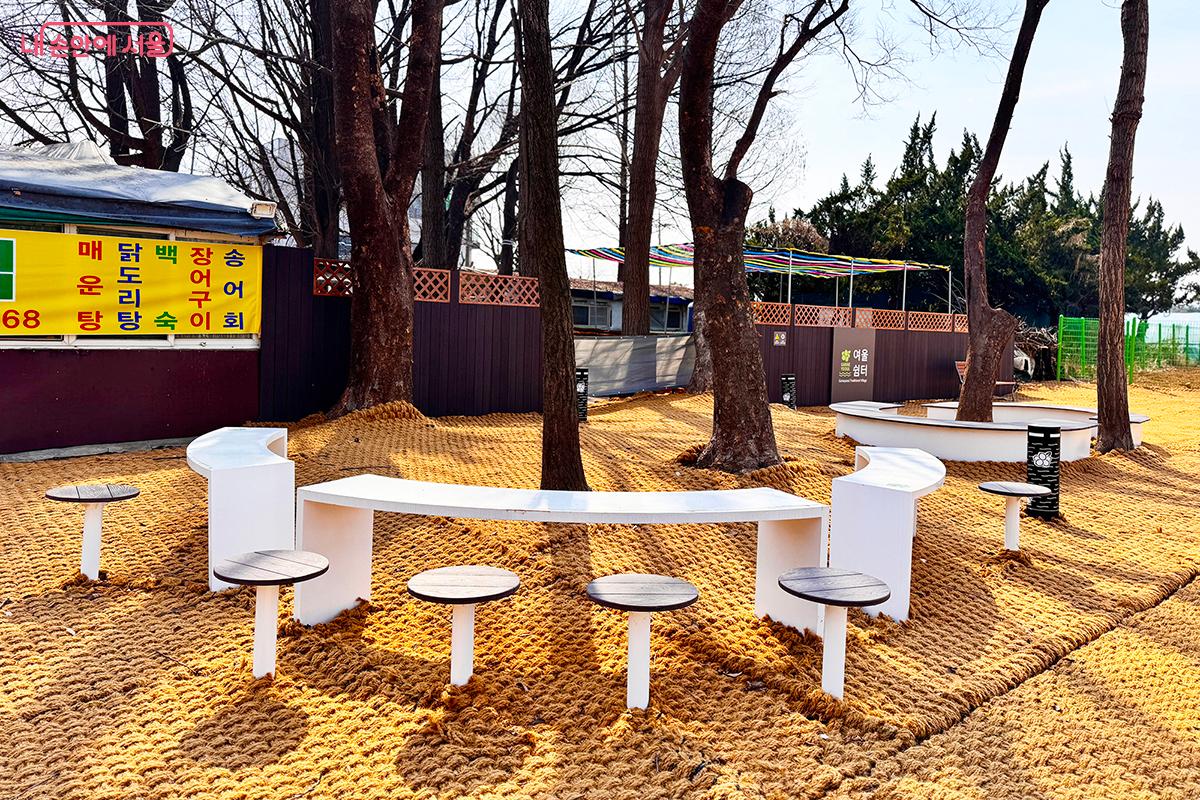 다양한 벤치와 테이블이 설치되어 편안하게 휴식을 취할 수 있다. &copy;전미애