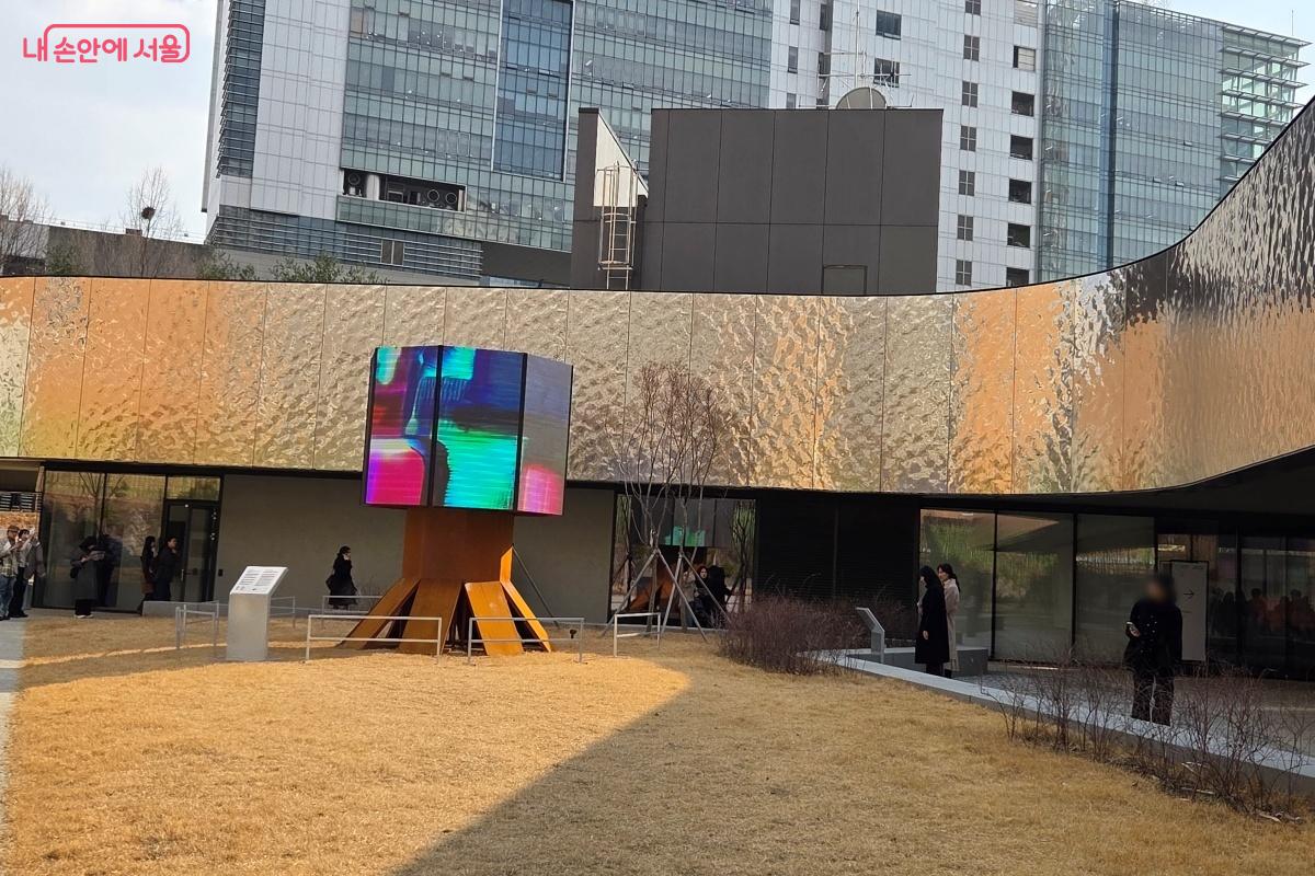 금천이라는 지역에 착륙한 우주선을 형상화했다. &copy;김미선