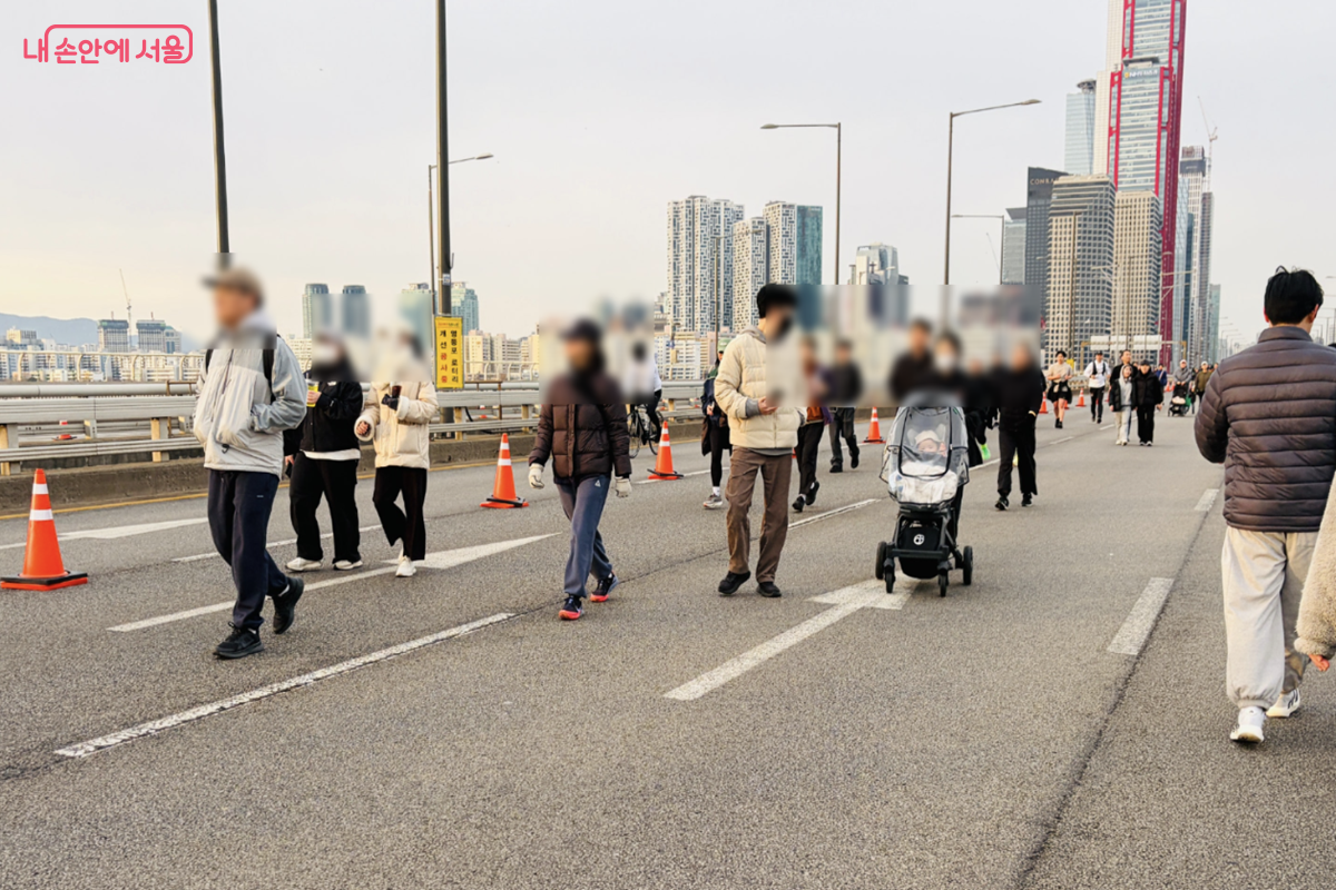 유모차에 아이를 태우고 참가한 가족의 모습 ©김경선