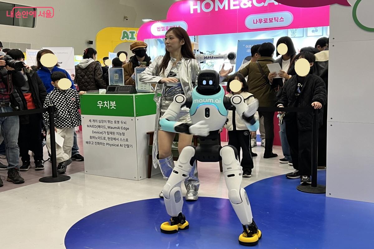 크리에이터 세진과 함께 춤춘 우치봇.ⓒ박지영