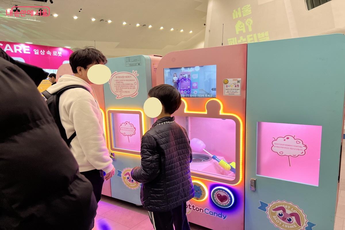 스탬프투어 리워드로 로봇팔이 만든 솜사탕이나 아이스크림이 제공됐다.ⓒ박지영  
