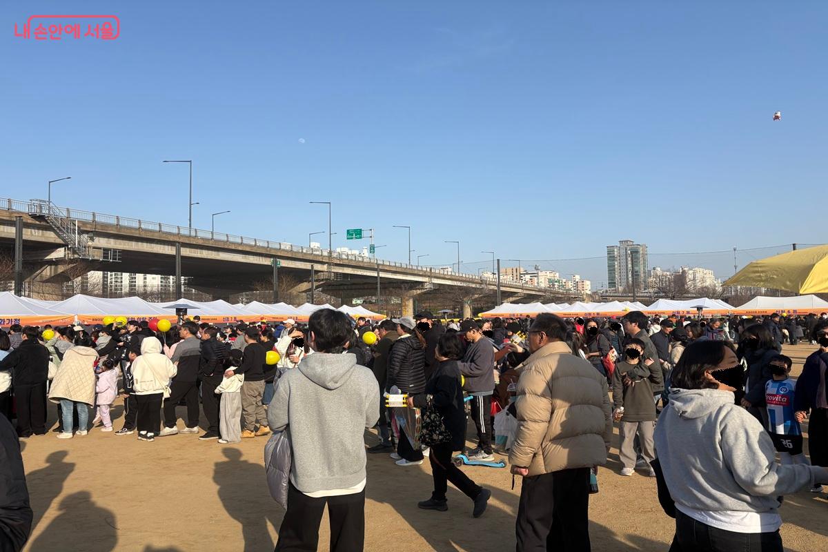 많은 시민이 행사장에 모였다. ⓒ조현영