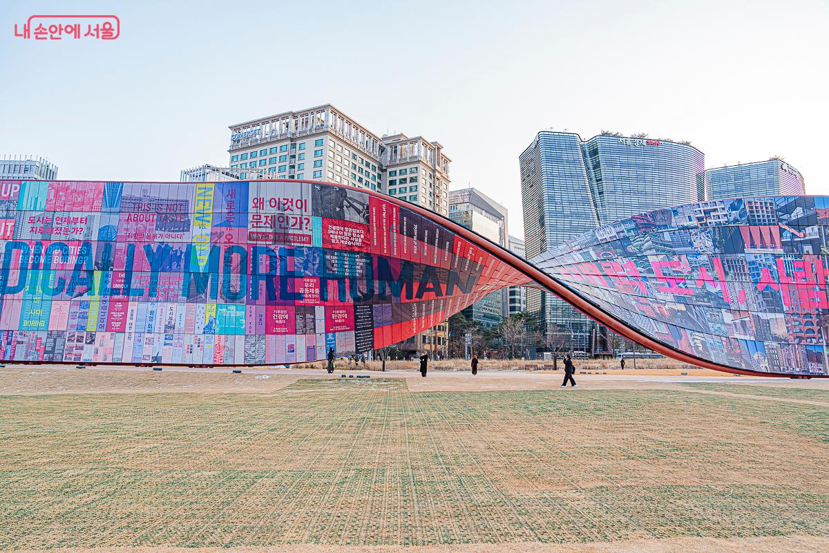 열린송현에서는 다양한 예술 작품들을 감상할 수 있다. ⓒ김지연