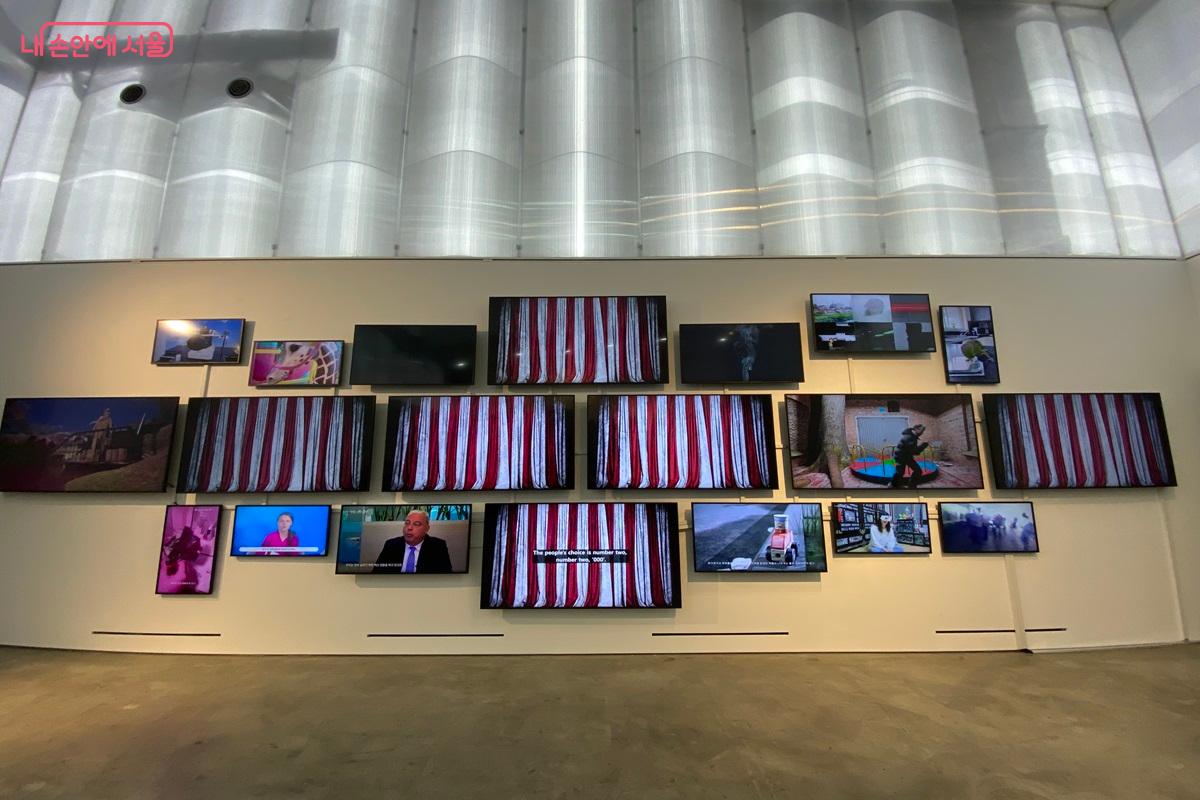 현재 미술관에서는 &lsquo;오류를 거니는 산책자&rsquo; 전시가 진행 중이다. &copy;이근석