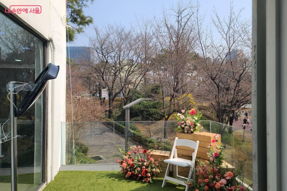 2층 전시장에서 바라본 석촌호수 풍경