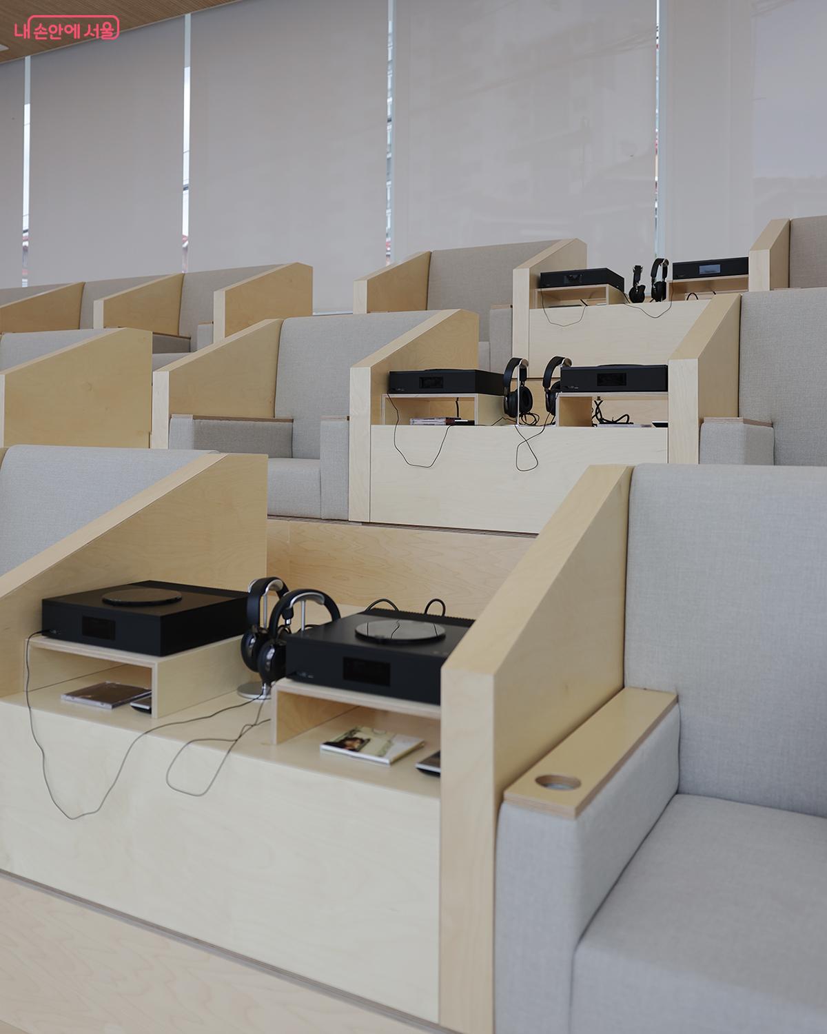 독서뿐만 아니라, 음악도 즐길 수 있다. &copy;김아름