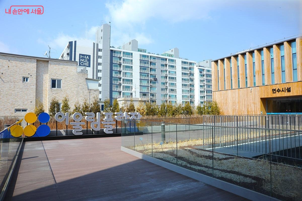 어울림플라자 A&middot;B동 연결 통로인 &lsquo;어울림테라스&rsquo; &copy;조수봉