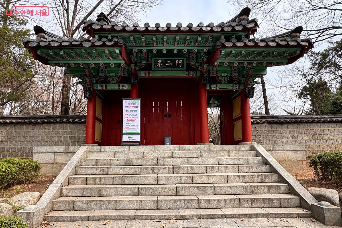 의절사는 1456년(세조 2년) 단종의 왕위를 되찾기 위해 거사를 도모하다 발각되어 처형된 성삼문&middot;박팽년&middot;하위지&middot;이개&middot;유성원&middot;유응부 여섯 충신의 넋을 추모하기 위해 세워졌다. &copy;전미애