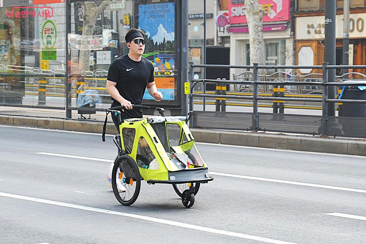&lsquo;서울 유아차 런&rsquo;에서는 여러 가지 모양의 유아차를 보는 재미도 쏠쏠하다. &copy;조수봉