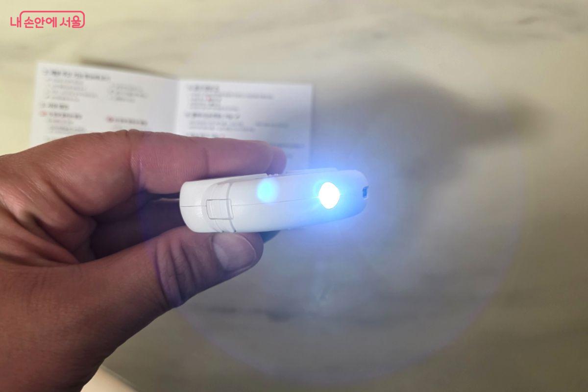 초등안심벨에는 손전등 기능도 탑재되어 있어 아이가 어두운 길을 갈 때 도움이 된다. &copy;김민지