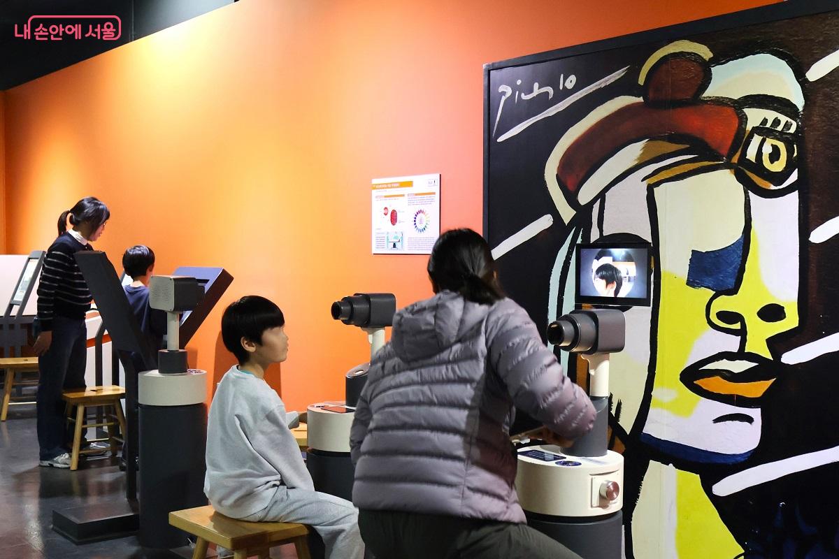 명화 속에 숨겨진 착시 현상을 체험하며 시각적 인지 과정을 배우고 있다. &copy;김대진