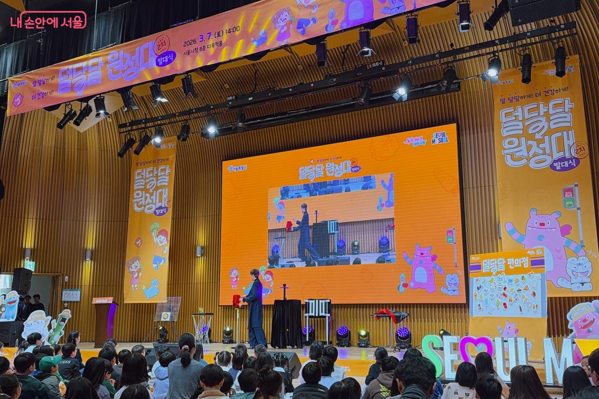 행사 시작에 앞서 마술쇼가 진행되어 지루하지 않게 기다릴 수 있었다. &copy;노윤지