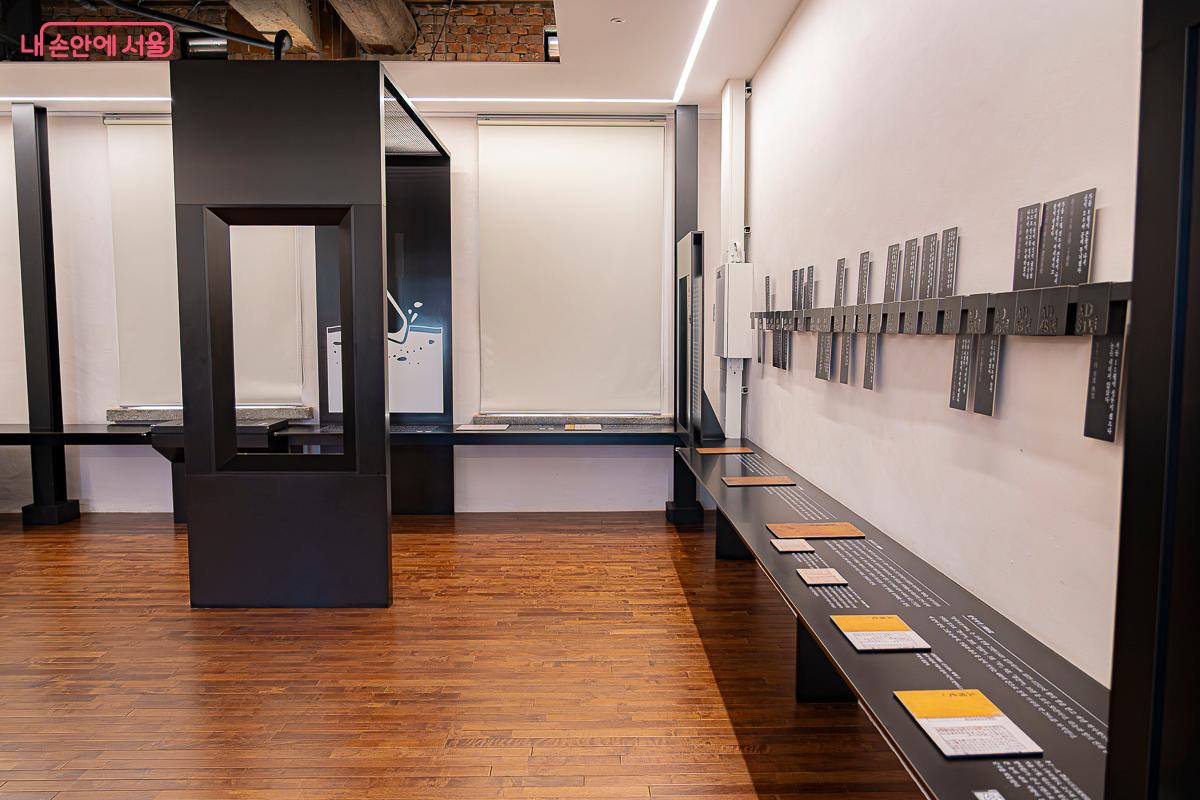 1층에는 다양한 기후 관련 서적들이 놓여 있다. &copy;김지연