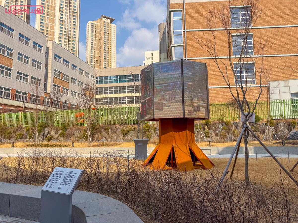 <SeMA 프로젝트V_얄루>가 잔디마당에서 펼쳐진다. 얄루의 작품 <신인호 랜딩> &copy;이병문