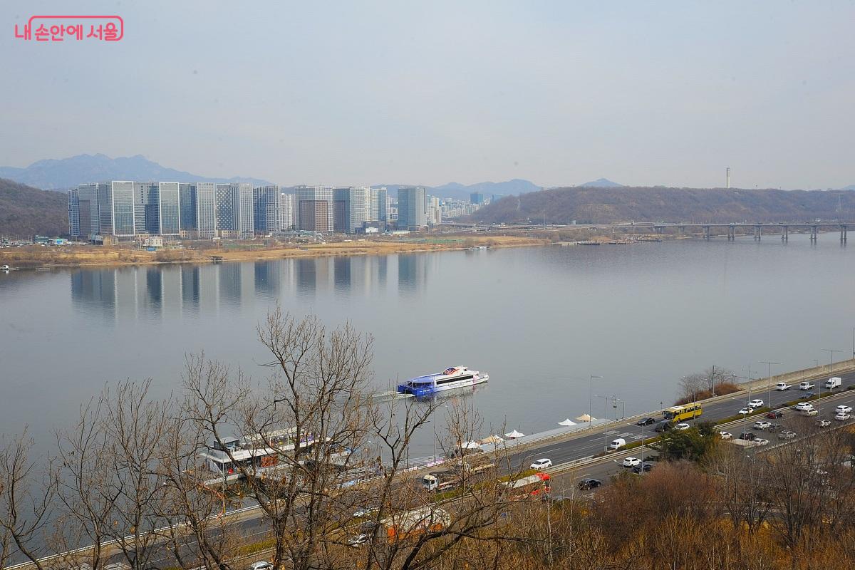 소악루에서 내려다본 마곡선착장과 한강 뷰 &copy;조수봉