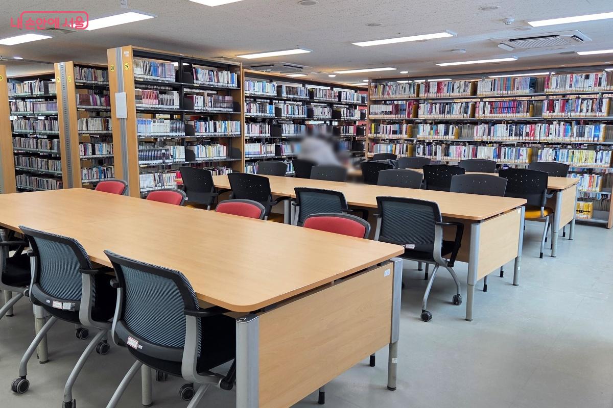 5층은 종합자료실과 휴게실이 있는 휴식과 힐링의 공간이다. ⓒ김미선