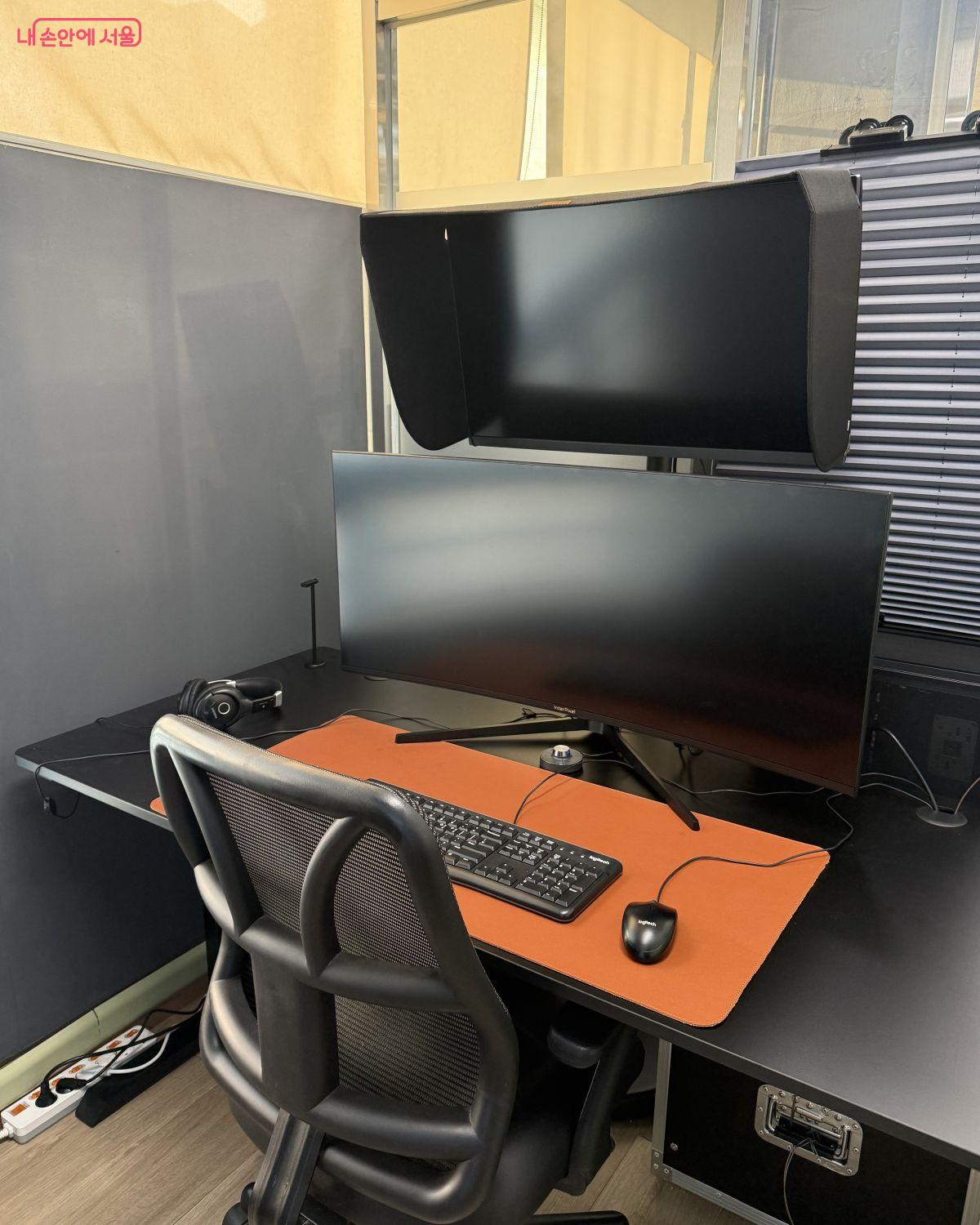 성북마을미디어지원센터의 4K 편집실.