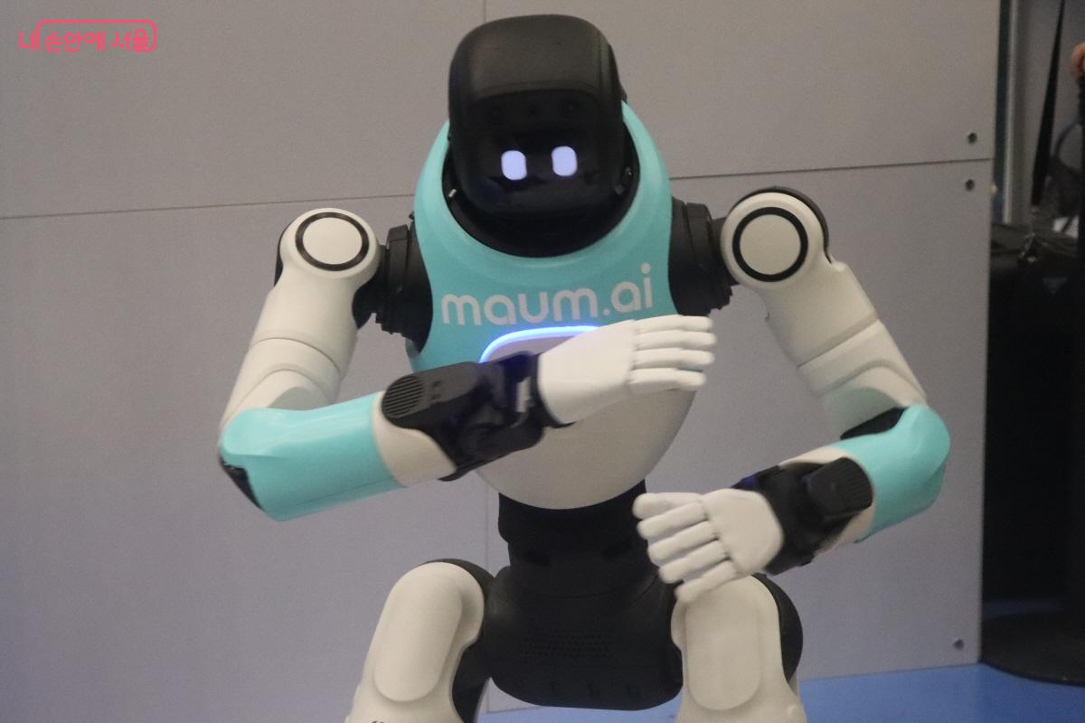 마치 댄서 같은 움직임을 보여주는 우치봇 &copy;조송연